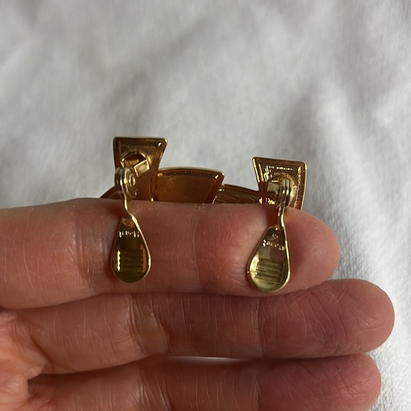 Monet vintage clip earrings, black cross edged in gold tone. - Picture 2 of 4